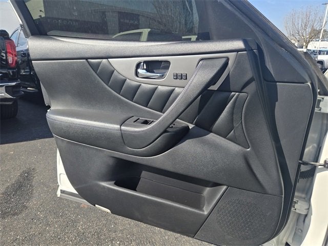 2016 INFINITI QX70 RWD 4dr