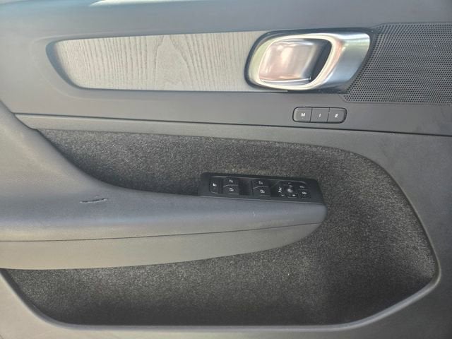 2023 Volvo XC40 Plus Bright Theme